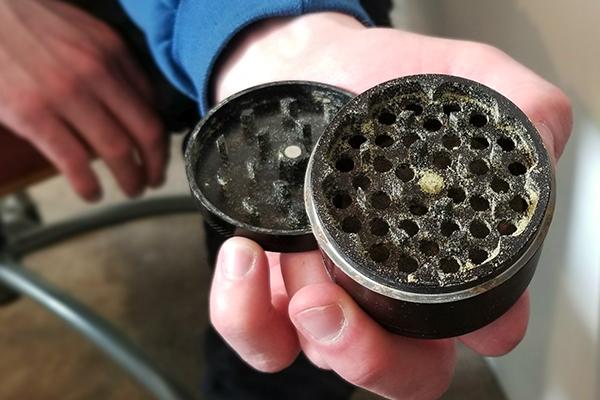 How to Use a Weed Grinder
